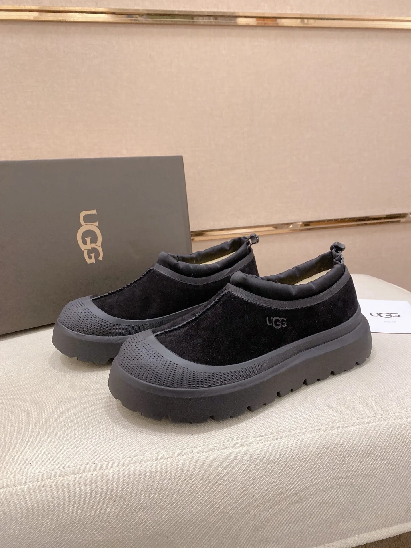 Factory price: 480💰Couple model💏 Same style as Wang Yibo, North American men's shoes Ugg ☃️In the special sale of new high-quality men's shoes snow boots in autumn and winter, the nemesis of extreme cold weather! Made of cowhide leather, merino wool lining, and original outsole, whether driving, outdoor or daily wear, there is always one that suits you! Male and female size: 35-46.